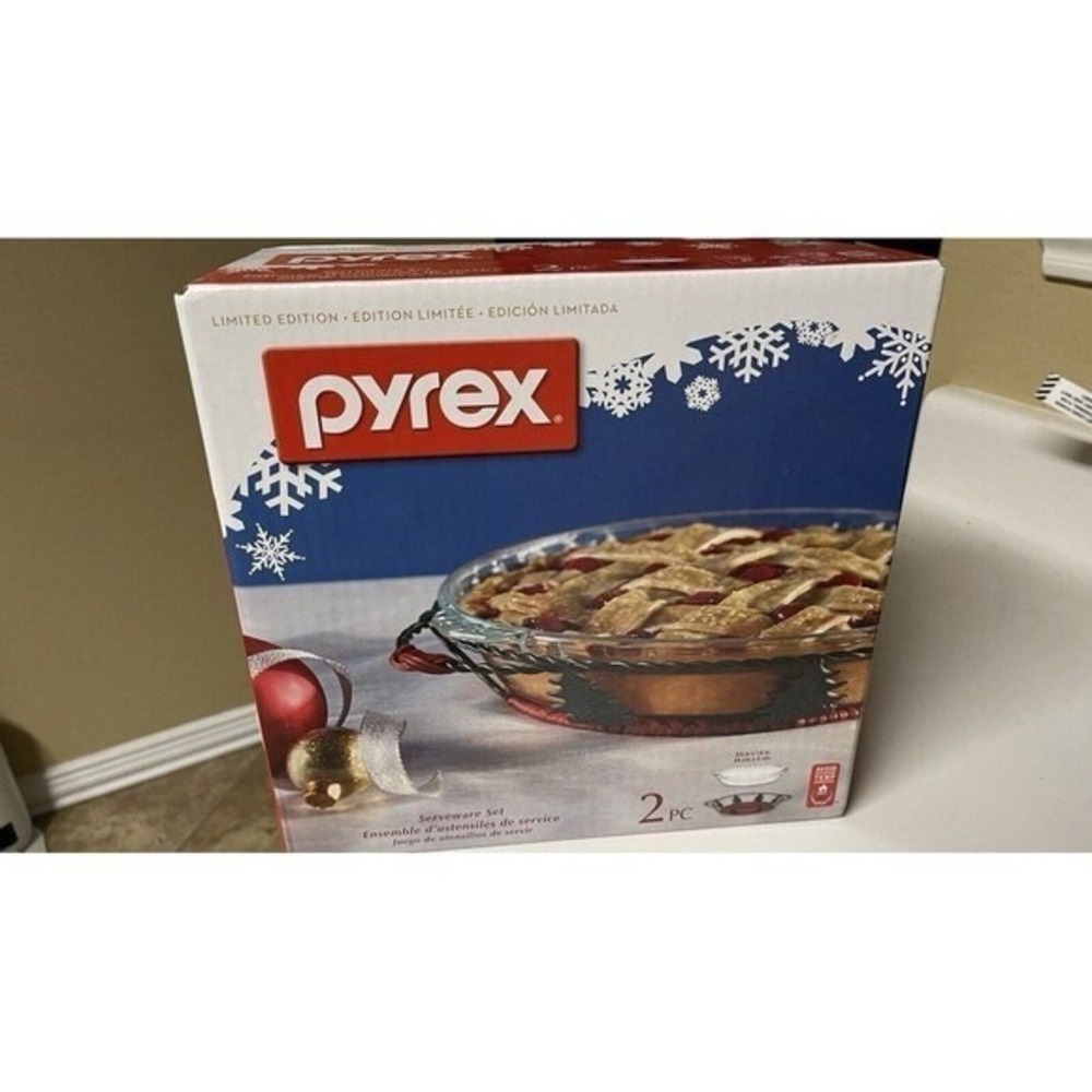 NIB Limited‎ Edition holiday Christmas trees 2  Piece Pyrex serverware Set